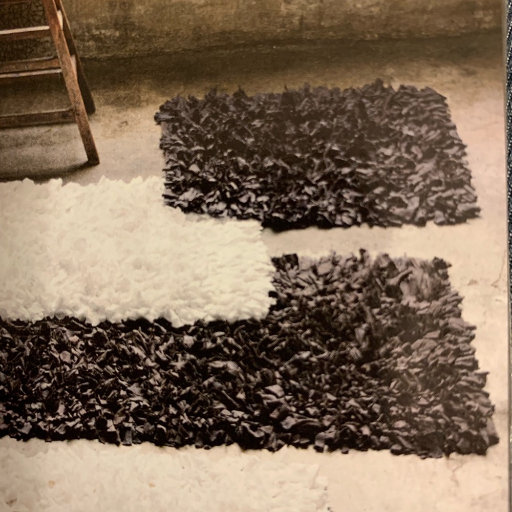 WEST ELM CHARCOAL RUG 28” X 28”/71cm